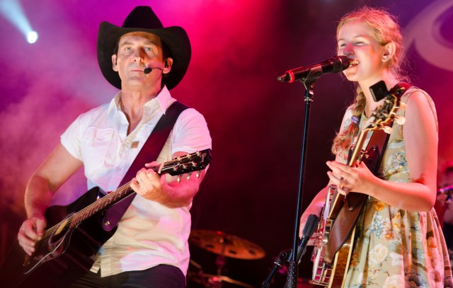 13yo banjo busker Taylor Pfeiffer duets with Lee Kernaghan