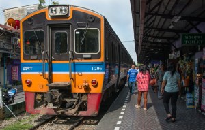 Wong Wian Yai railway station
